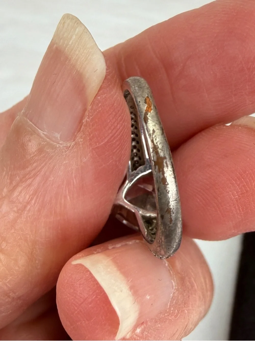 Beautiful vintage size 6, aged silvertone, heart shaped bling ring